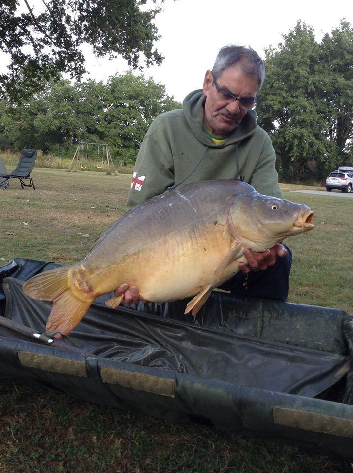 Bob Carey with a 35lb 8oz Oakview Lake carp in August 2015