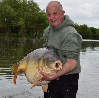 Ian Carter smashes his PB again with this 45lb 8oz carp. The biggest of the week.