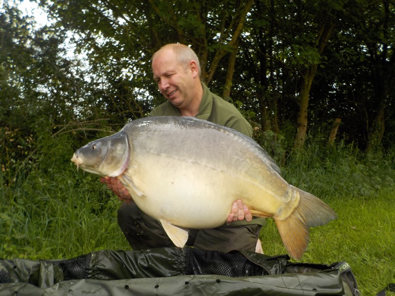 Shaun Allen with a 40lb 12oz Oakview carp caught from one of the hot spots